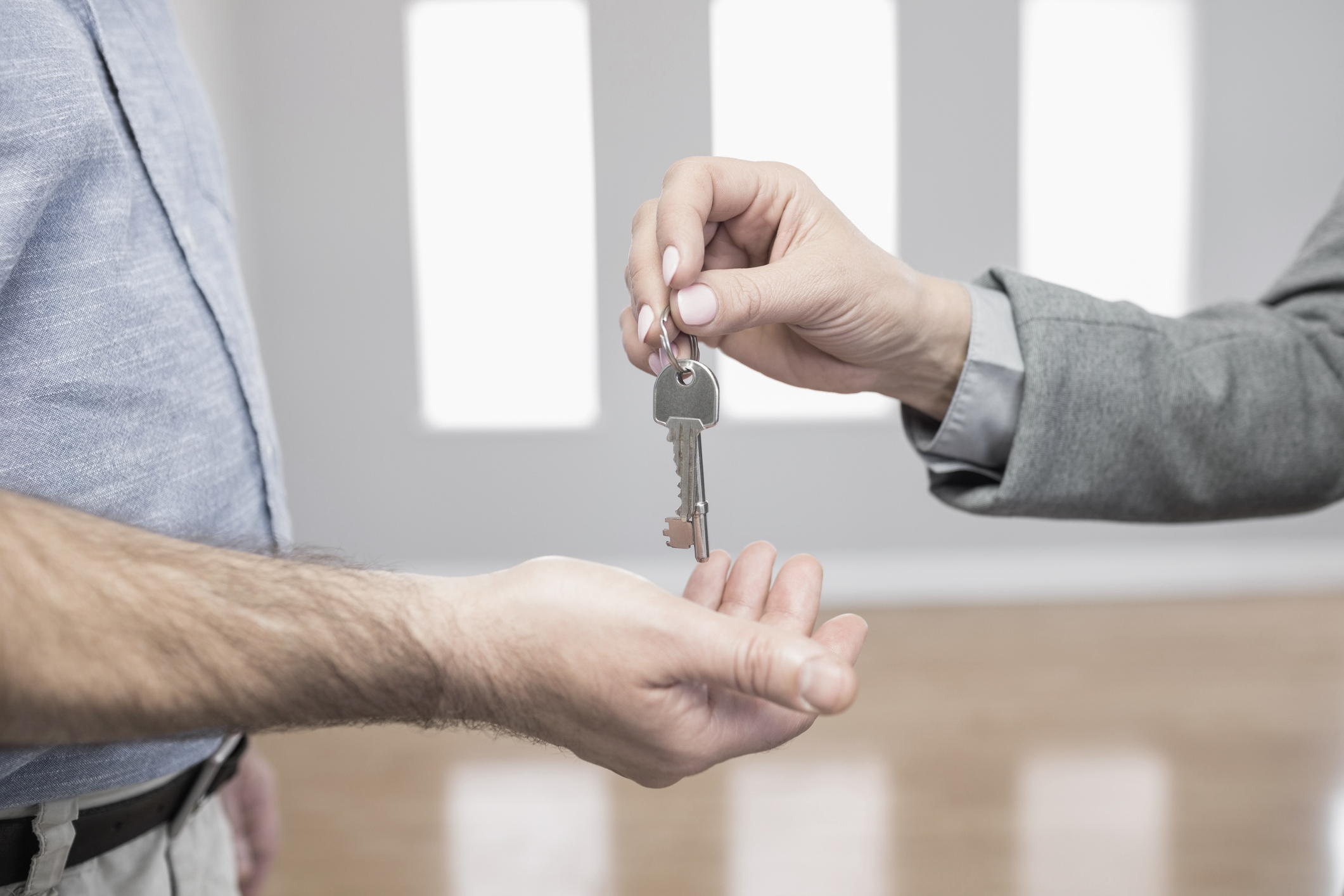 房地產經紀人-贈送-房子-鑰匙給客戶